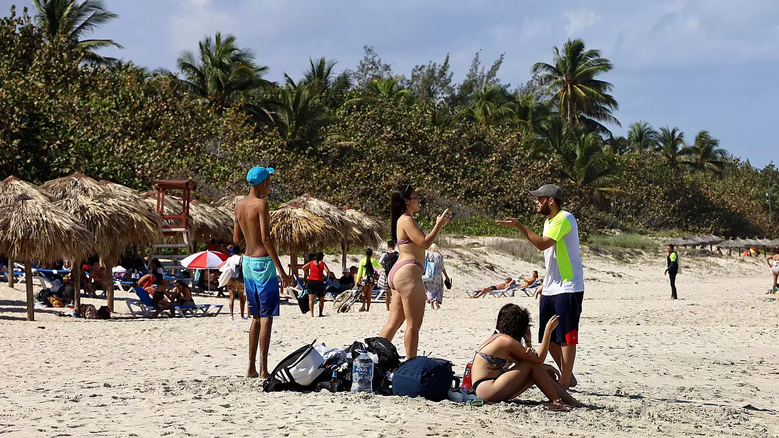 Jóvenes cubanos en una playa de la isla