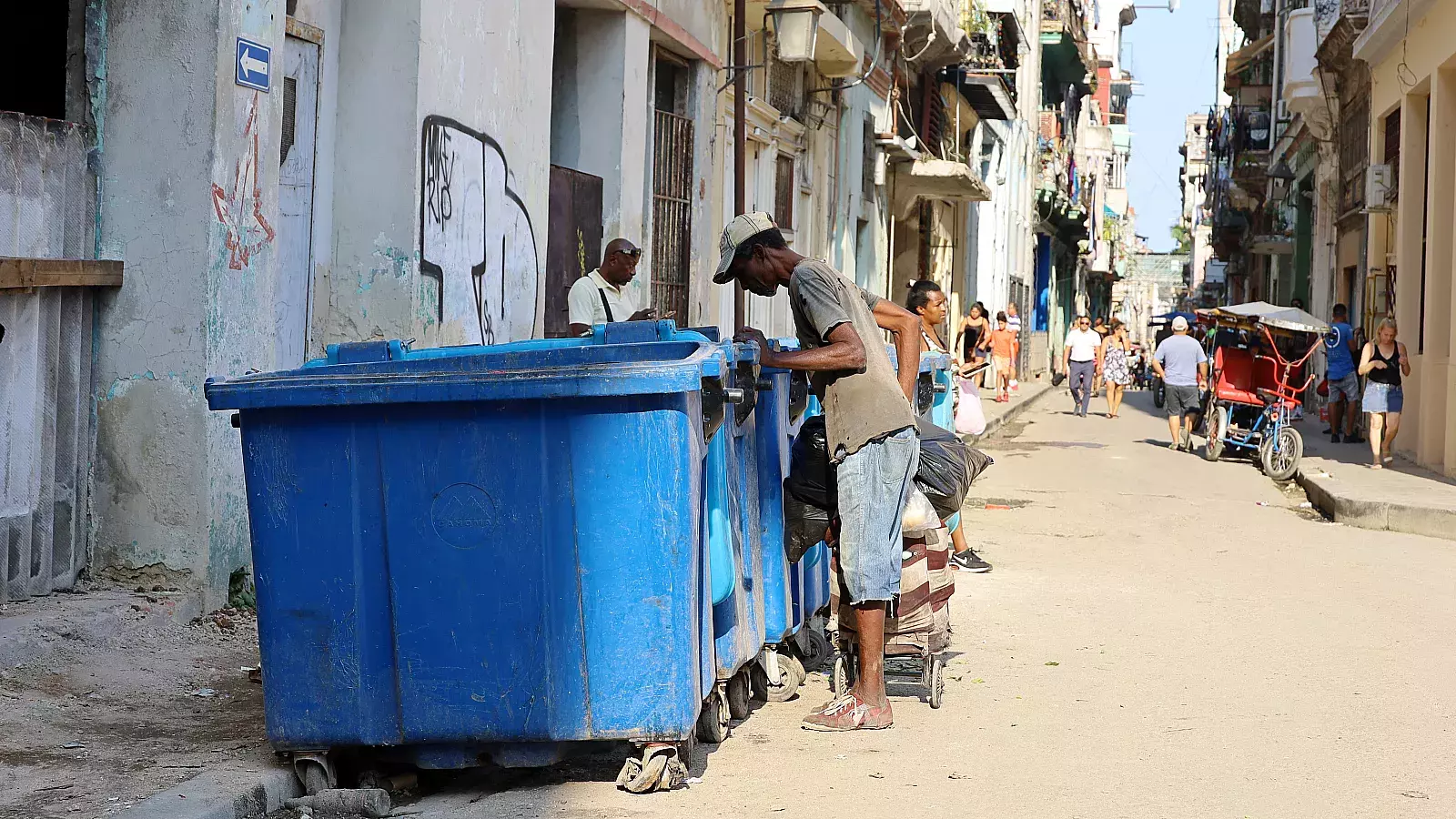 Deambulantes revisan la basura en La Habana