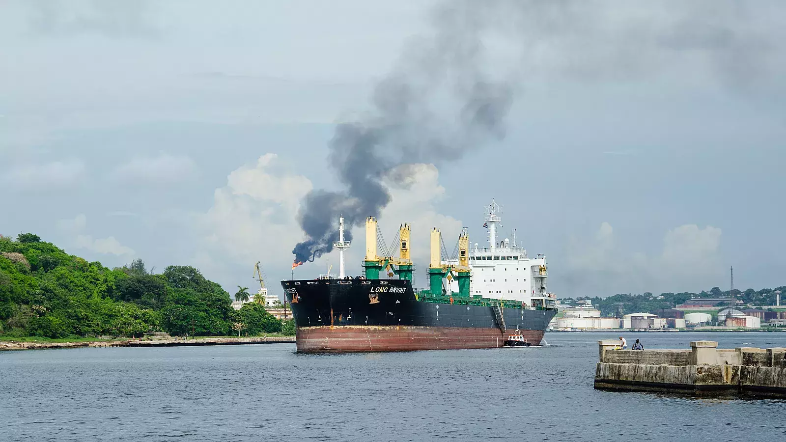 Venezuela usa una “flota oscura” y señales de ubicación falsas para enviar petróleo a Cuba