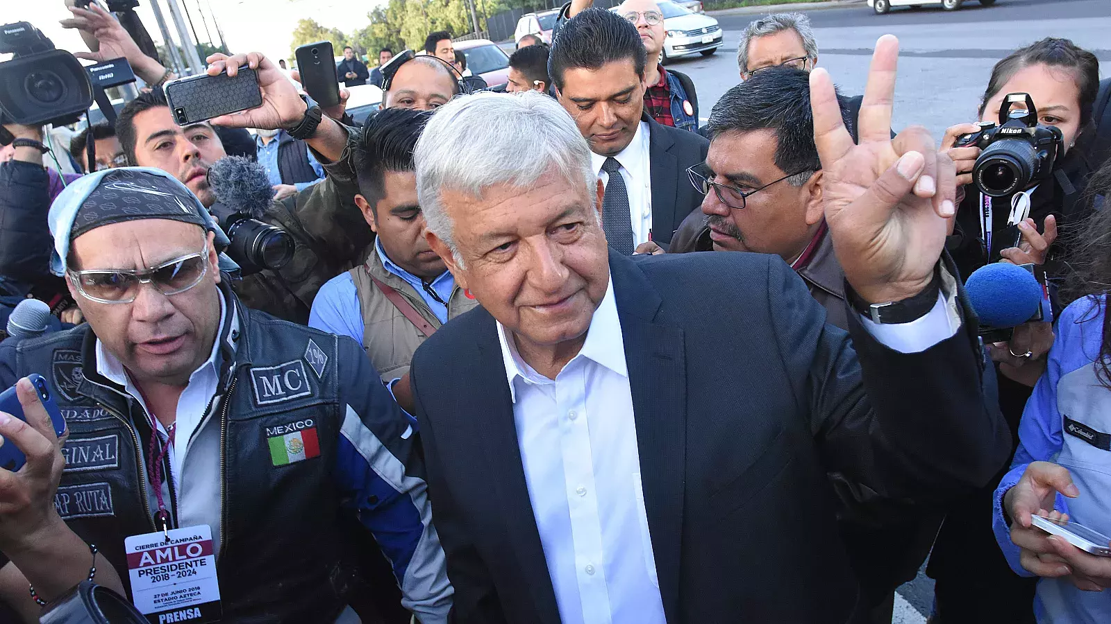 López Obrador llama “amigo” a Trump y planea enviarle una carta pidiéndole que no cierre la frontera