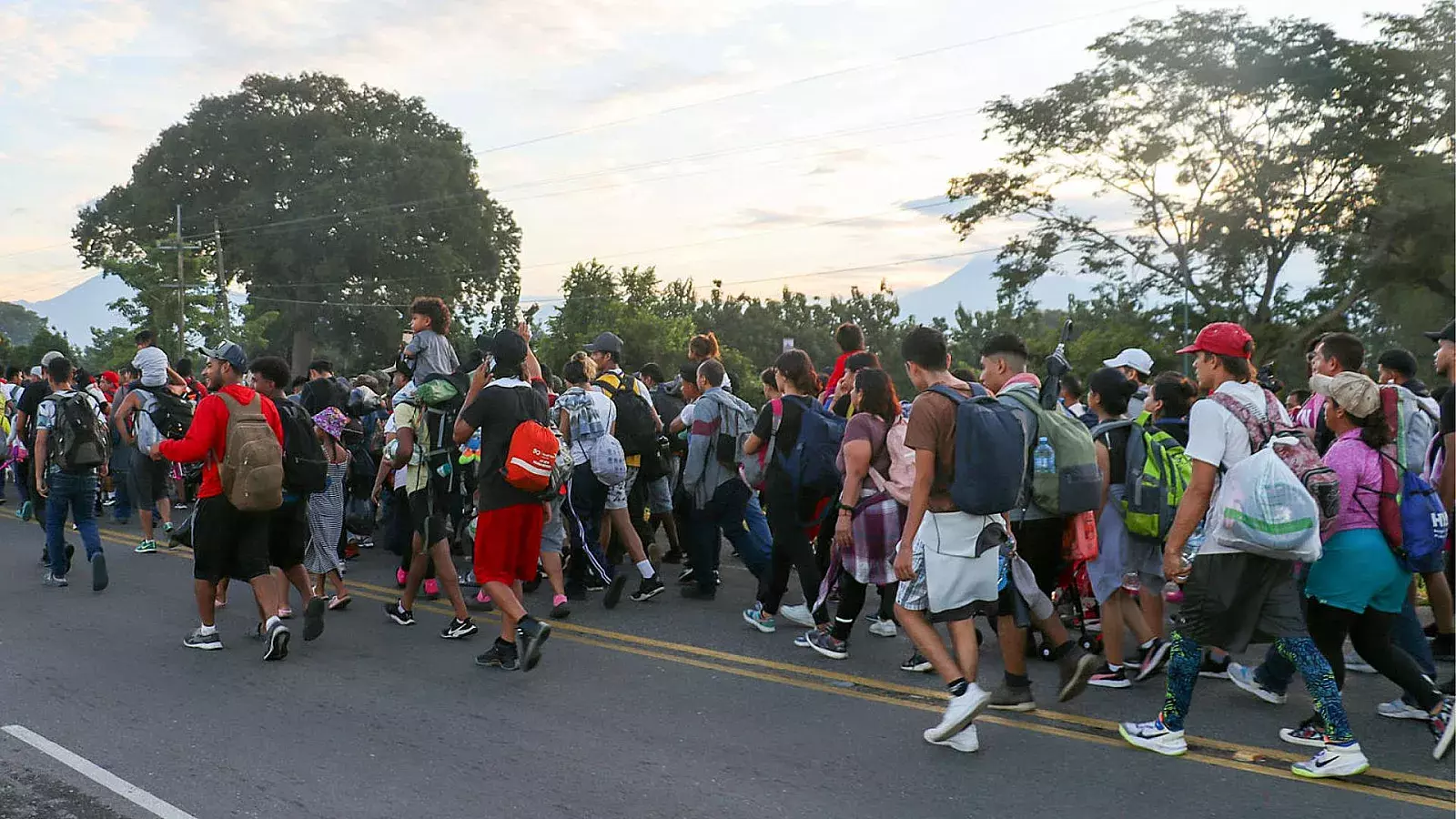 Miles de migrantes parten en nueva caravana desde la frontera sur de México en medio de cambios políticos en EEUU