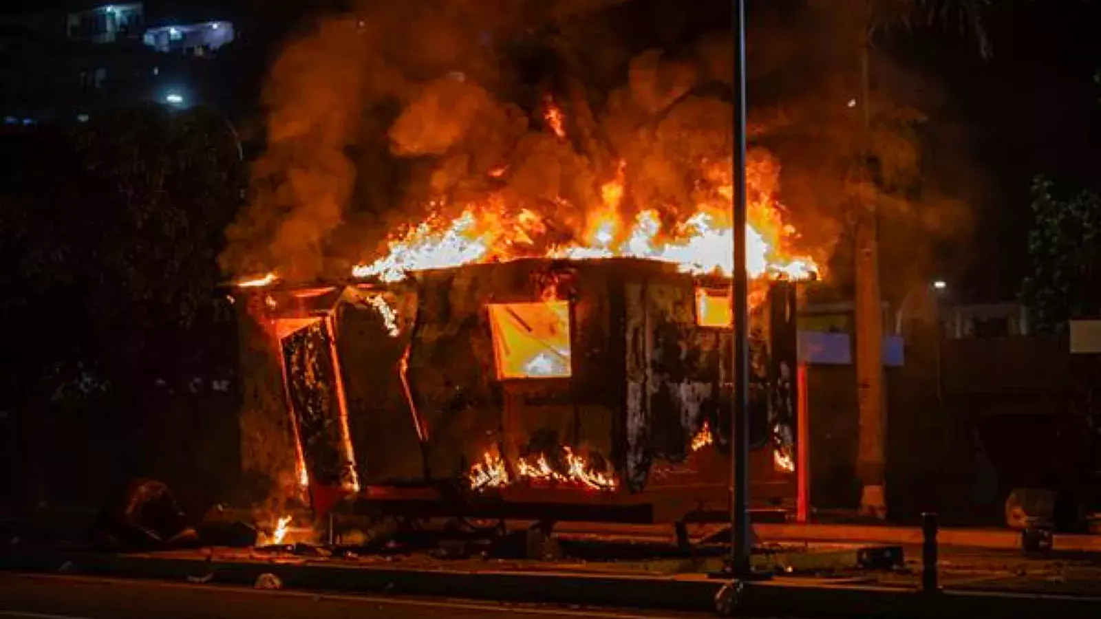 Módulo de la Policía Nacional Bolivariana incendiado durante las protestas