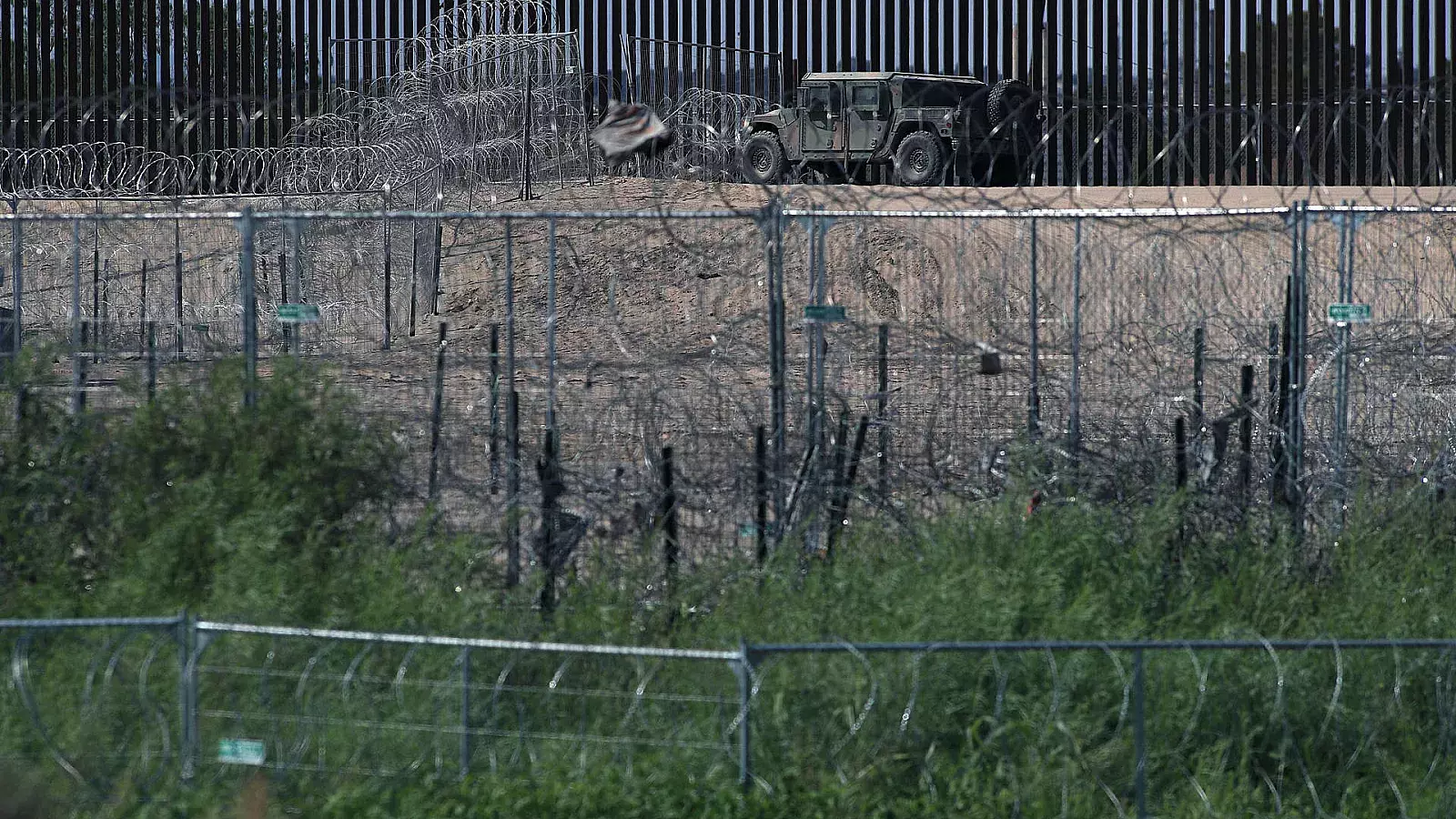 Texas amplía su alambrada antimigrantes en la frontera con México