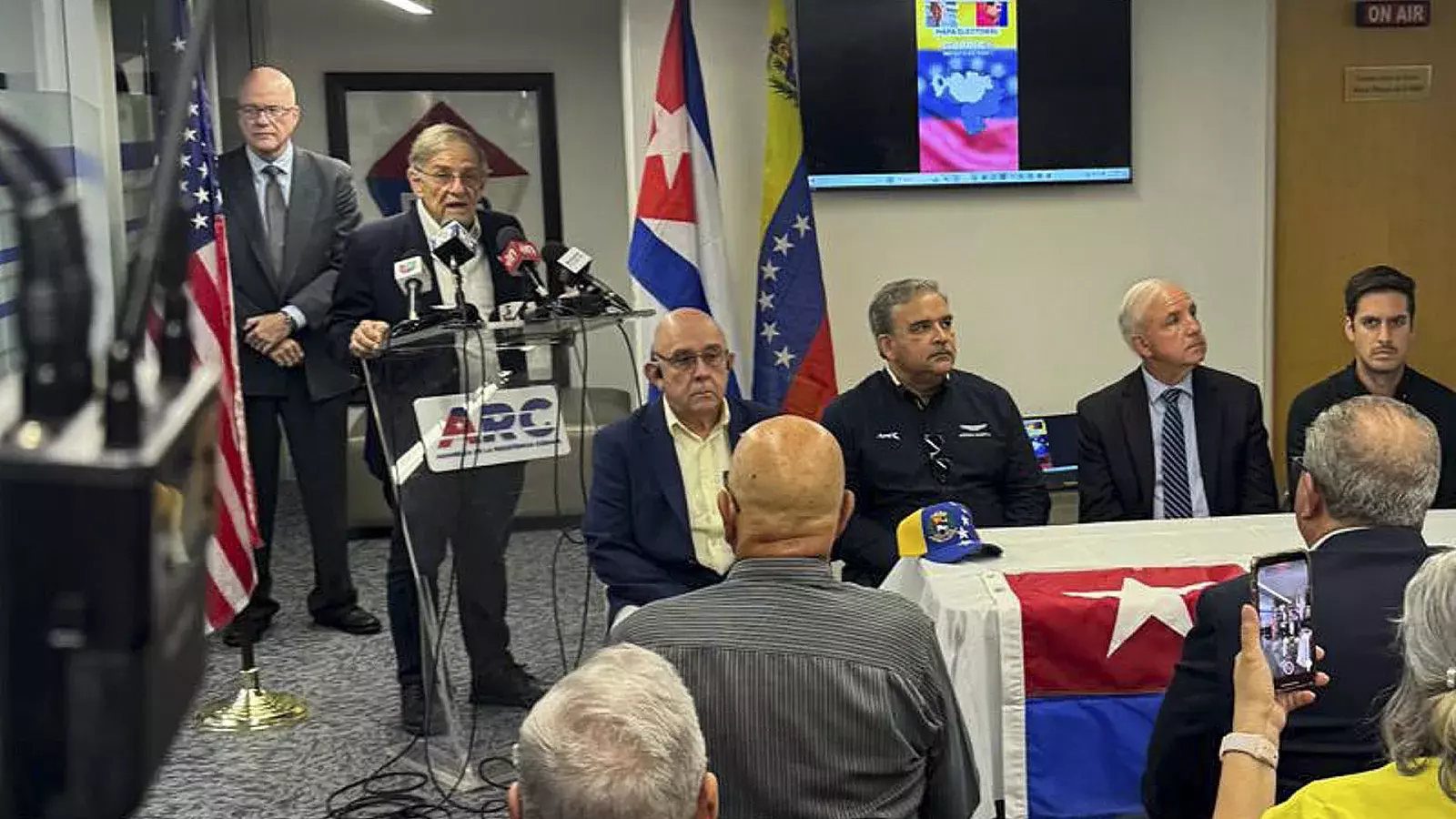 Venezolanos en Miami reclaman el reconocimiento de la victoria de la oposición ante Maduro