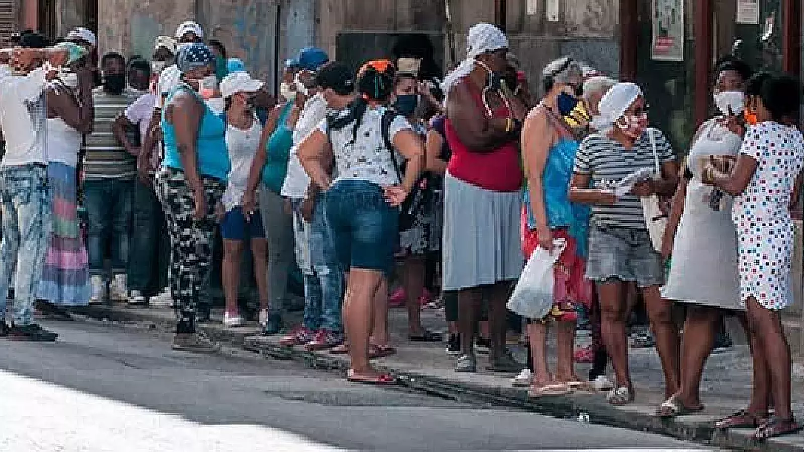 Mujeres haciendo fila para comprar alimentos durante la pandemia de coronavirus