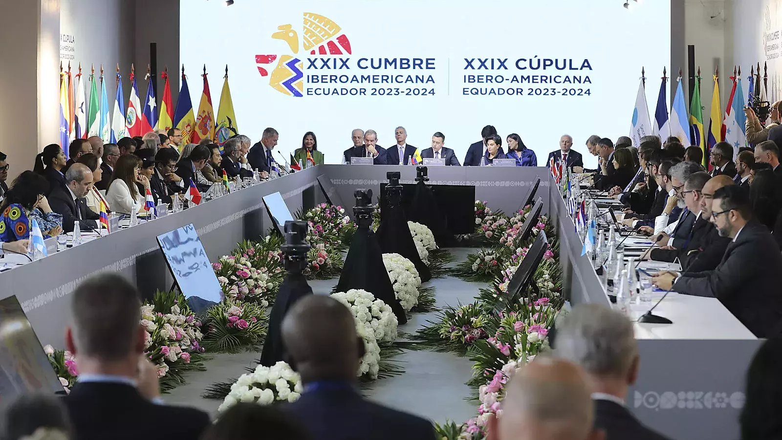 Fotografía de la sesión plenaria de la XXIX Cumbre Iberoamericana este viernes, en el museo Pumapungo en Cuenca (Ecuador).