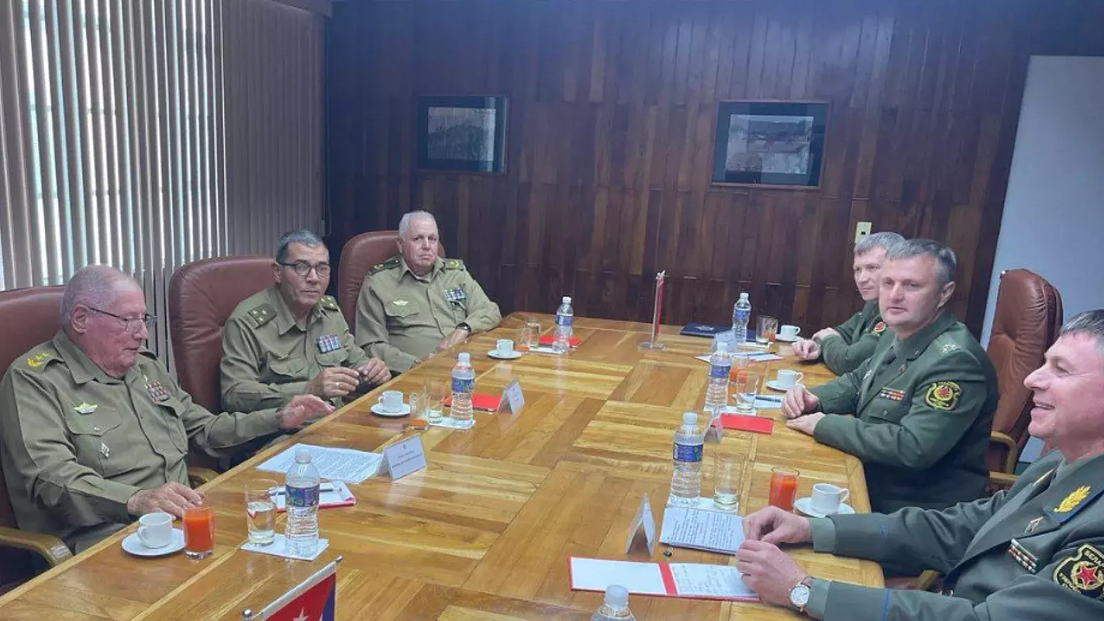 Una delegación de militares bielorrusos se reúnen con altos cargos de las FAR en Cuba