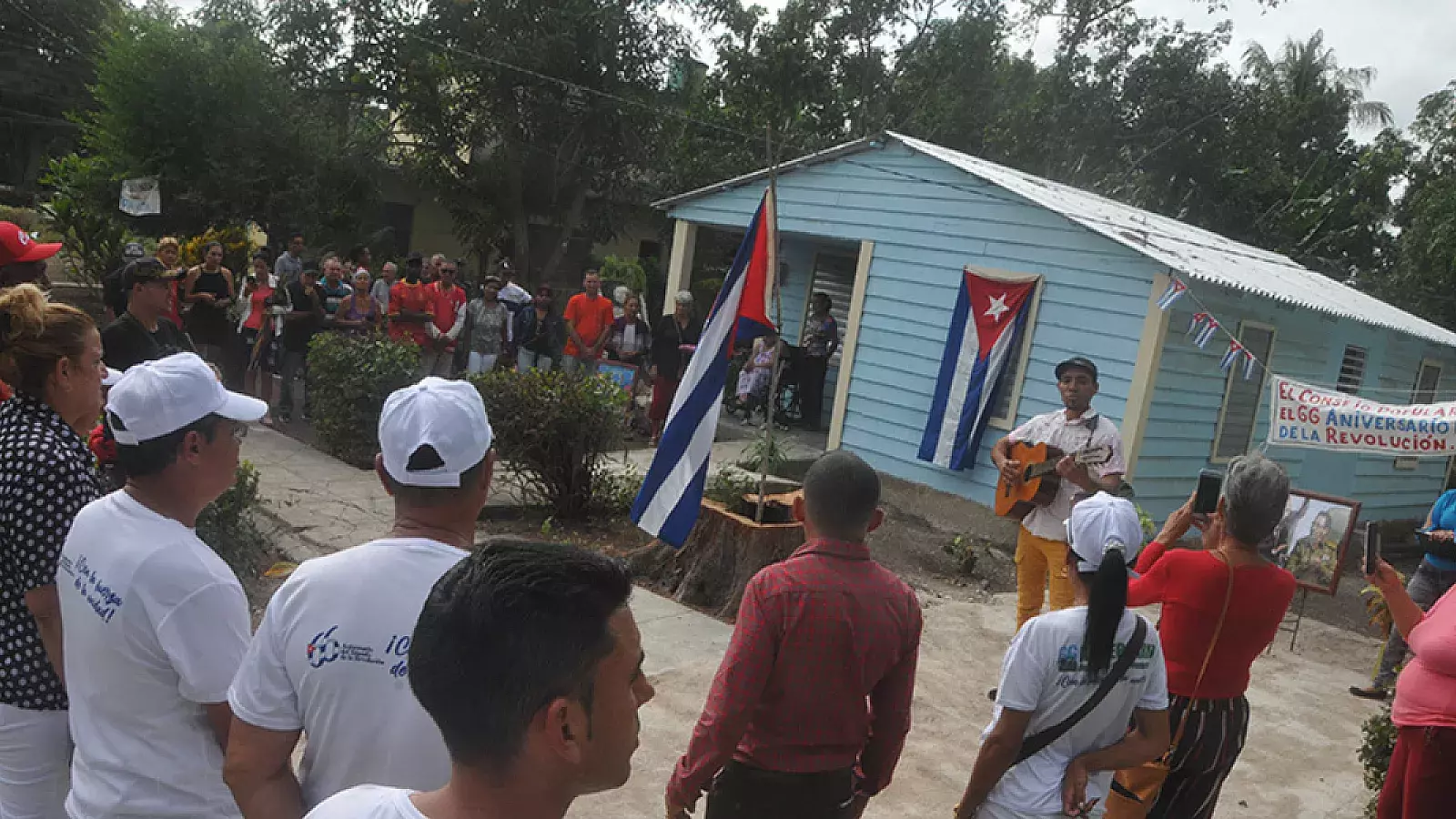 En Las Tunas se entregaron dos casas de maderas en &quot;saludo&quot; a la revolución