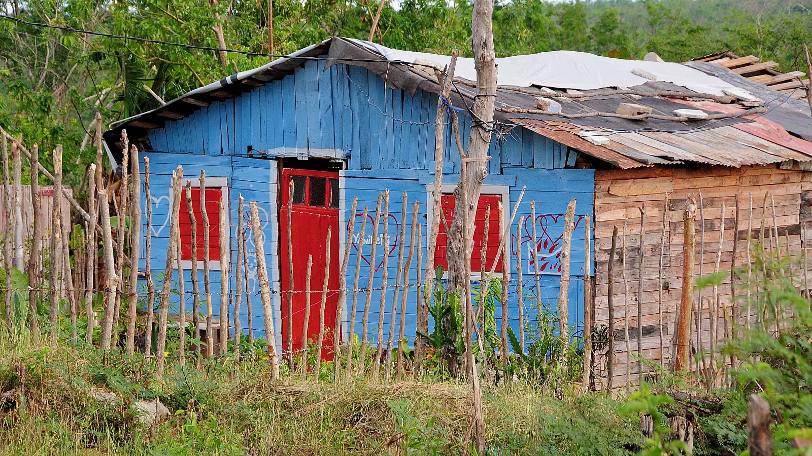 Miles de familias viven en casas con pisos de tierra en Cuba