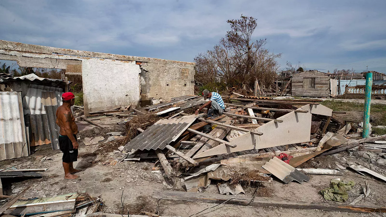 El huracán Rafael provocó numerosos derrumbes en La Habana y Artemisa