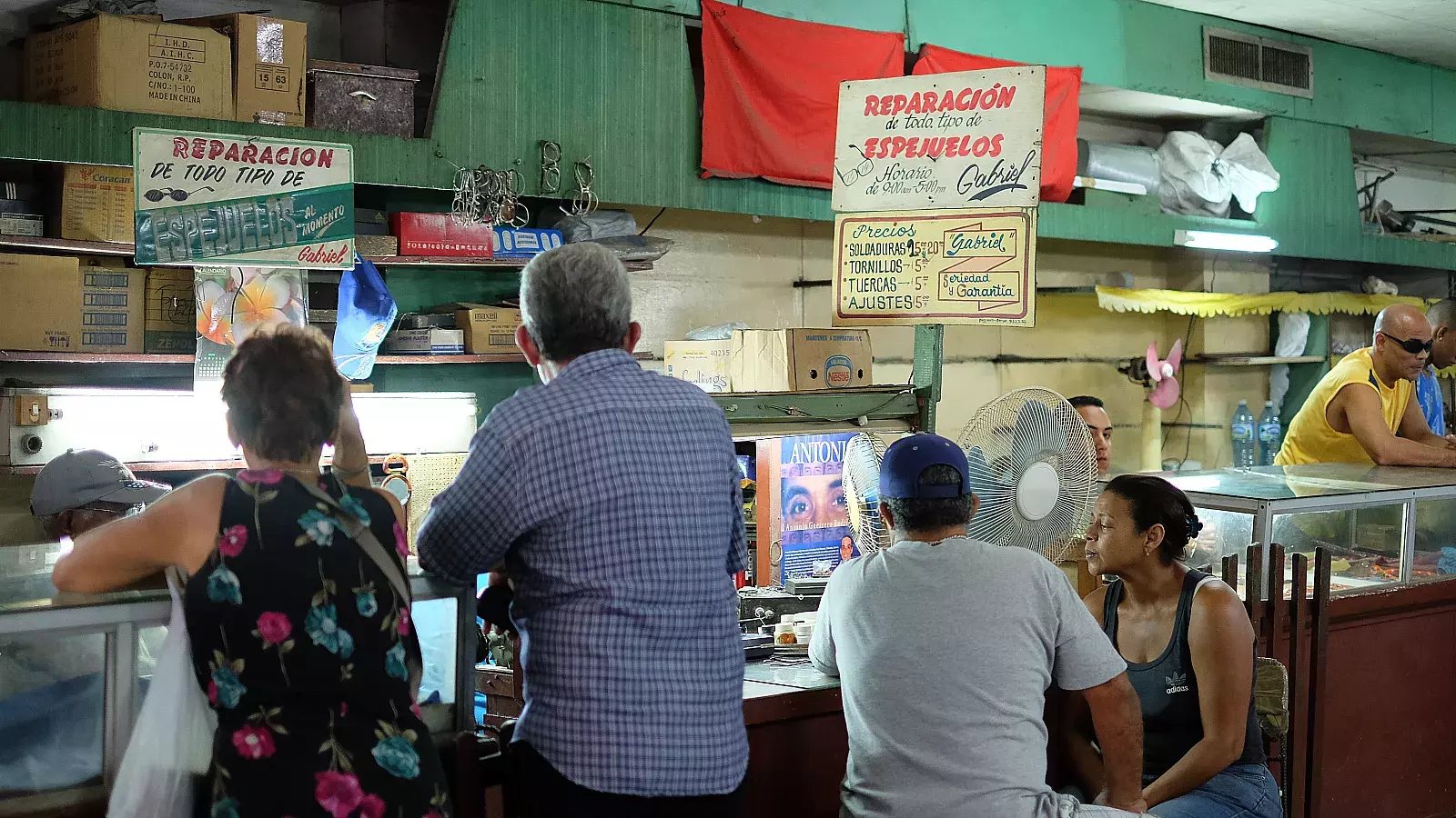 Imagen de archivo con personas esperando en una tienda de gafas en el casco antiguo de La Habana