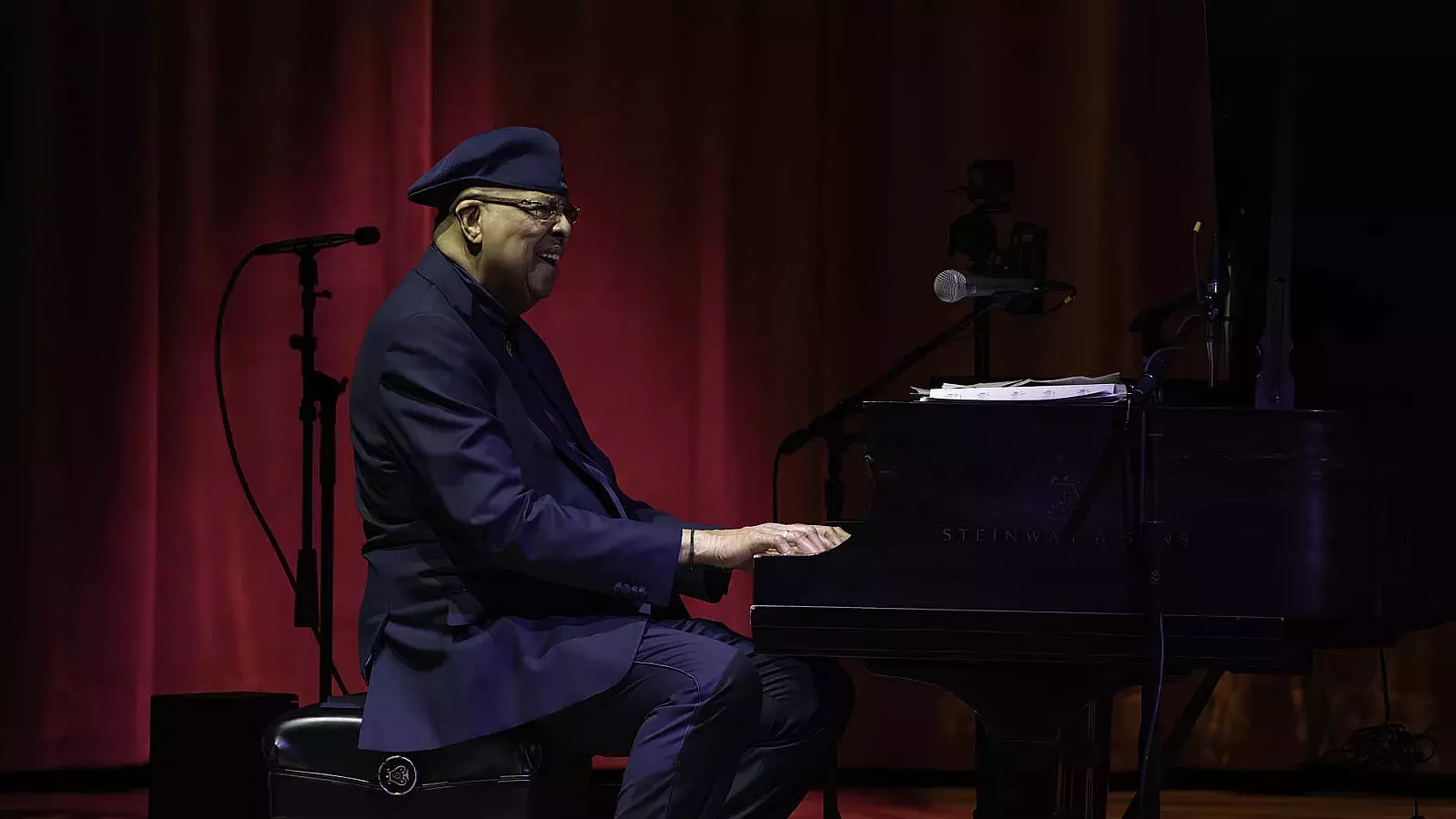 Fotografía cedida sin fecha por Adrienne Arsht Centro del compositor, arreglista y pianista cubano Chucho Valdés durante una presentación.