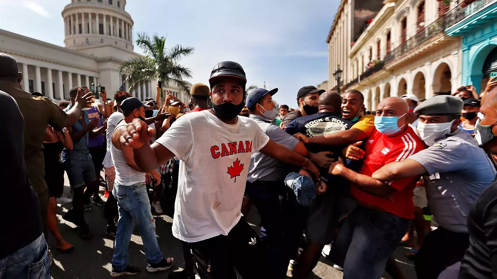 La policía del régimen detiene a manifestantes del 11J en La Habana