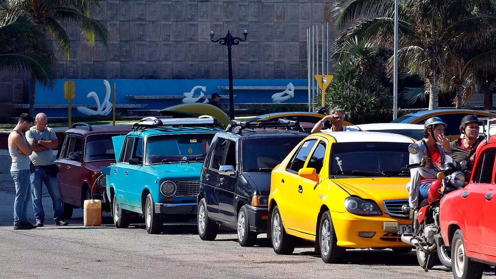 Cola para repostar gasolina en La Habana