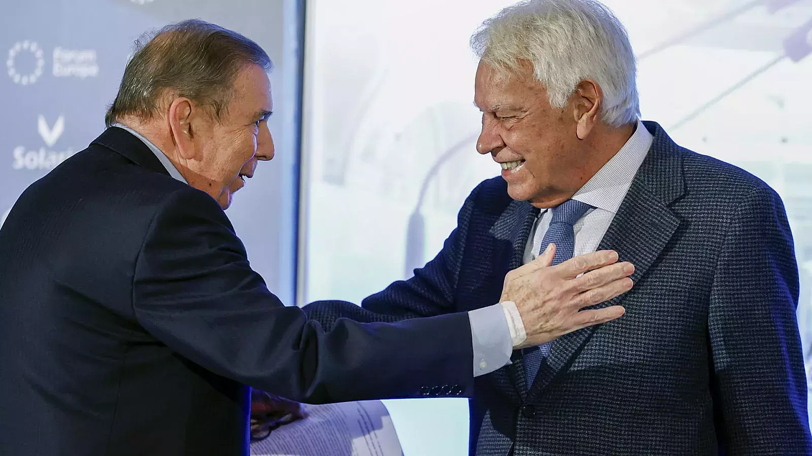 Expresidente español Felipe González junto a Edmundo González