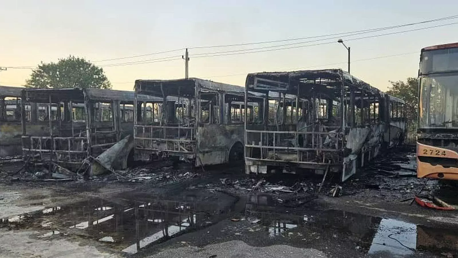 Guaguas incendiadas en Terminal de Ómnibus de Mulgoba