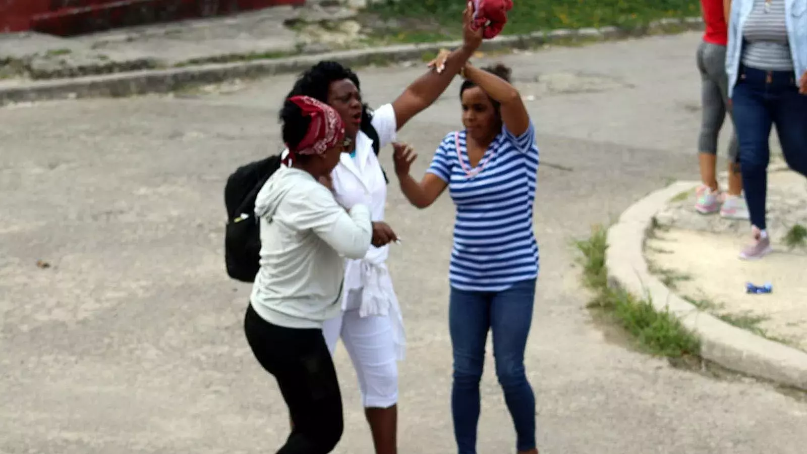Berta Soler es detenida por dos mujeres este 18 de mayo