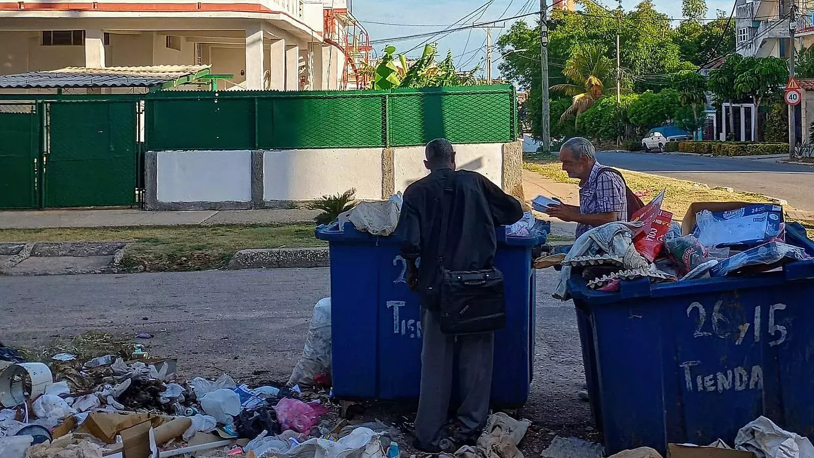 Cubanos buscan comida en la basura