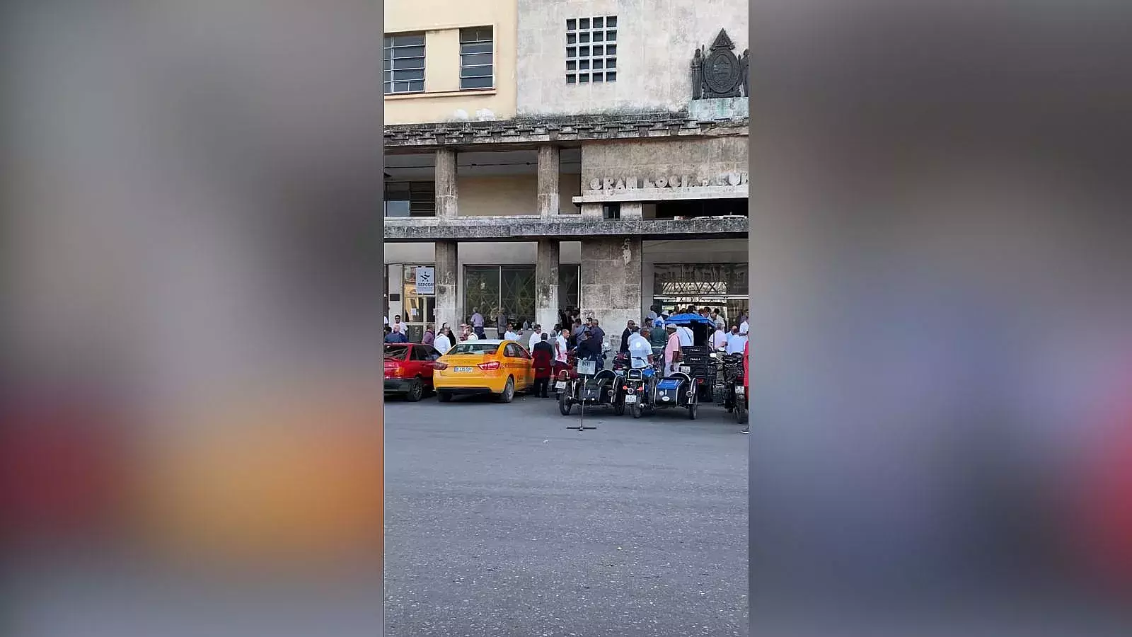 Masones a la entrada de la Gran Logia de Cuba
