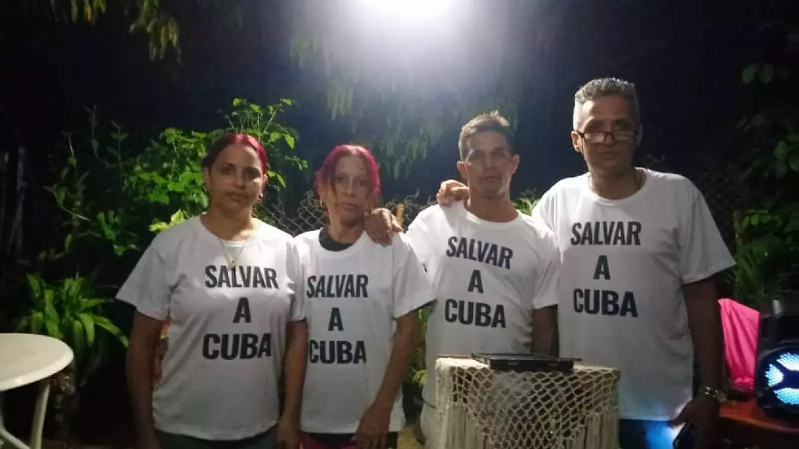 Cubanos dentro de la isla oran para acompañar la conferencia 'Salvar a Cuba'