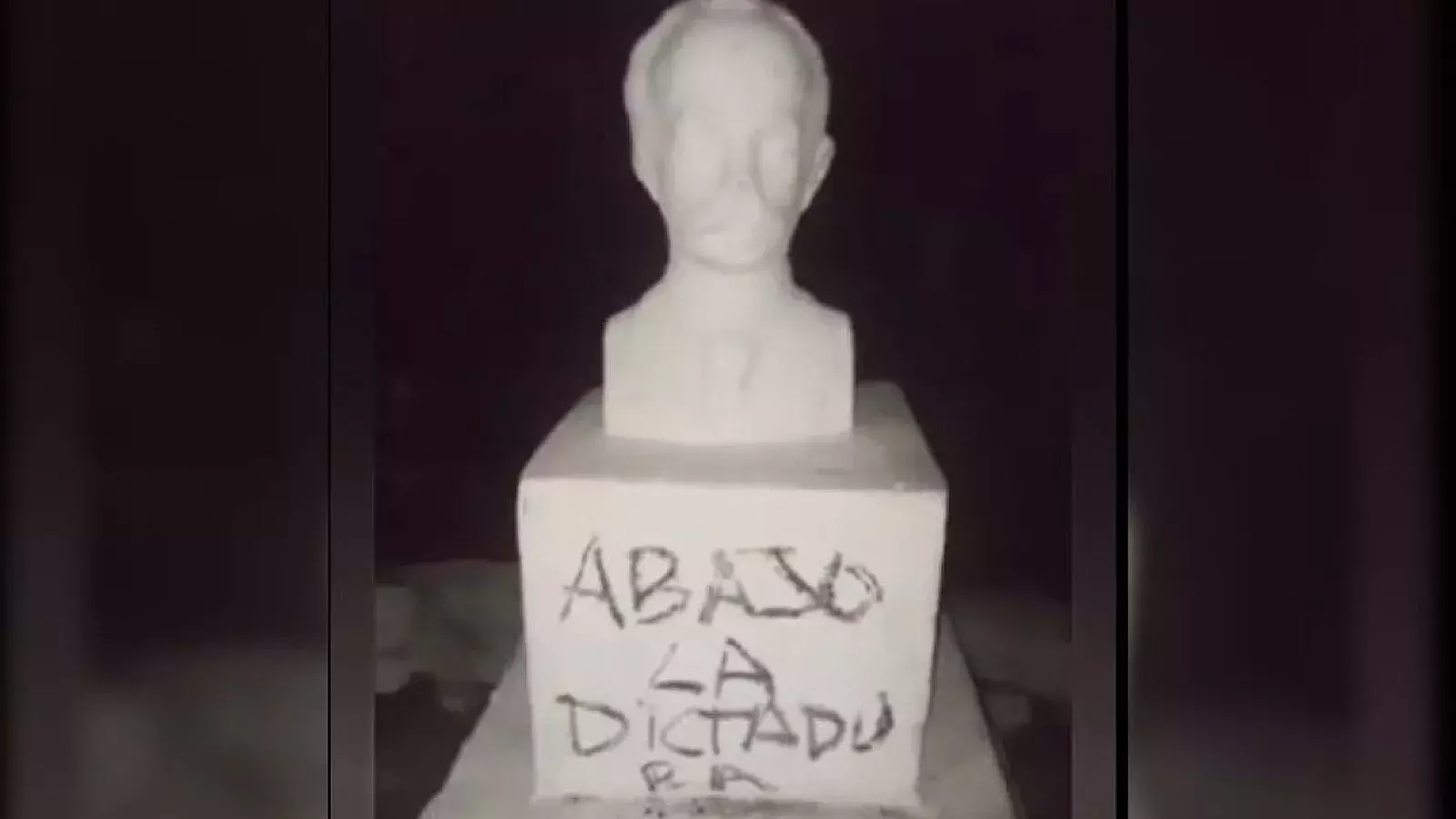 Carteles contra la dictadura en diferentes zonas de La Habana