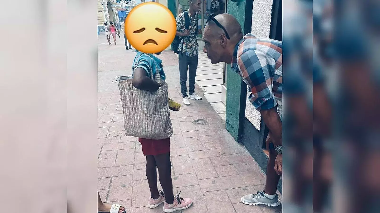 Otro niño vende en las calles de Santiago de Cuba para ayudar a su familia