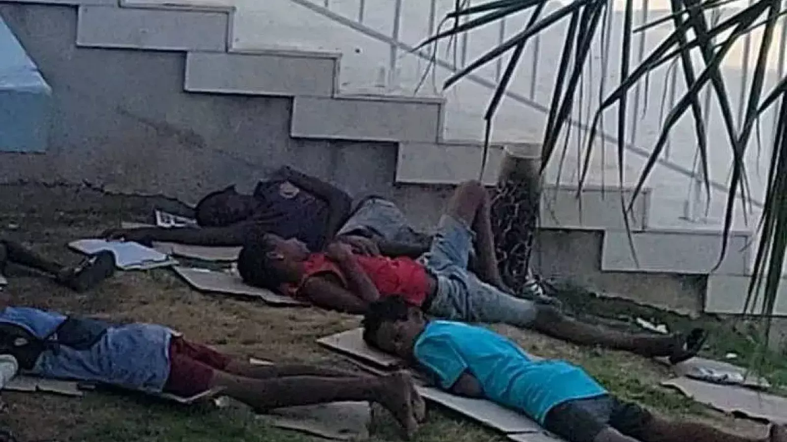 Niños durmiendo en las afueras de un hotel en La Habana.