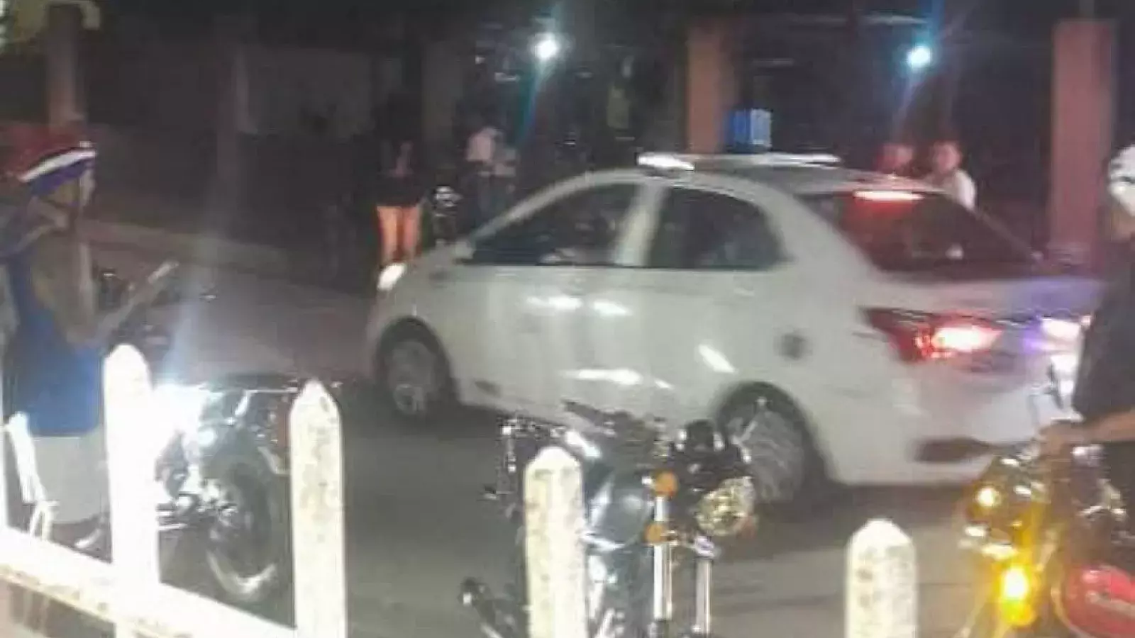 Patulla policial cubana en las afueras del Hospital Pediátrico de Camagüey.