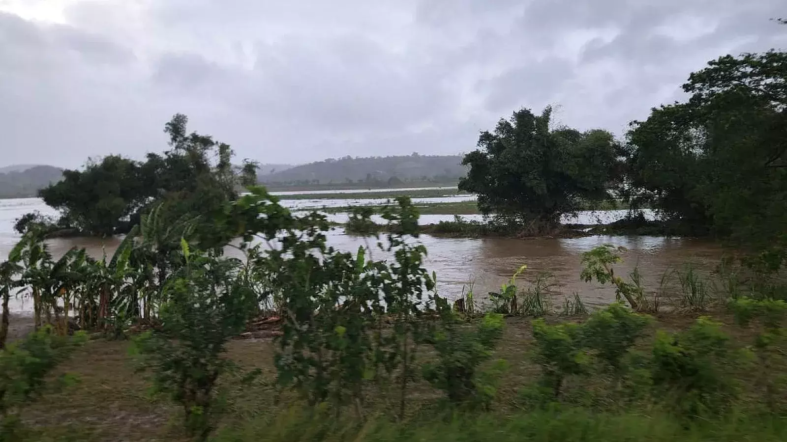 Crecida de dos ríos en Holguín obliga a evacuación de residentes