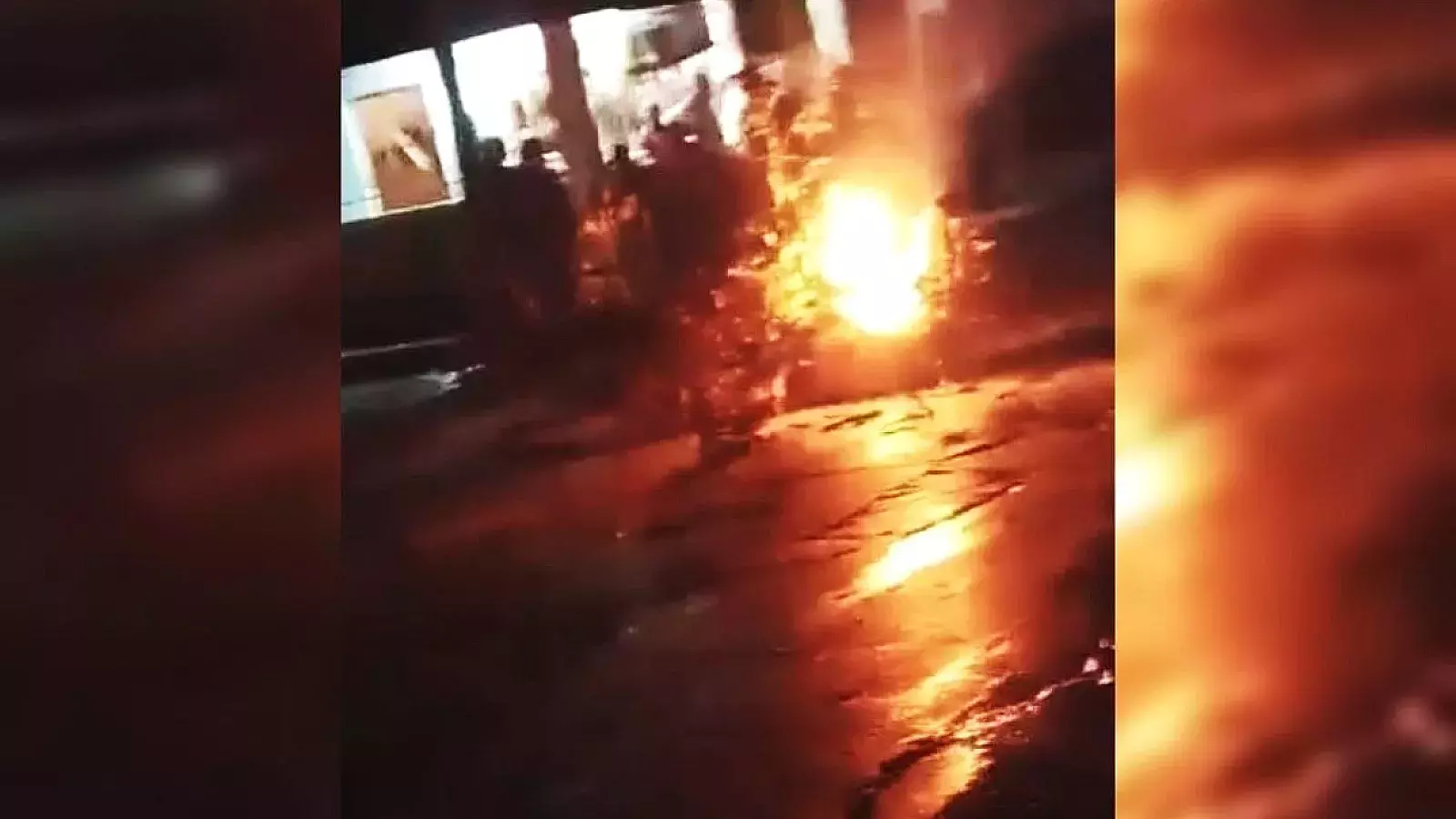 Vecinos del barrio La Zamora protestan contra apagones.