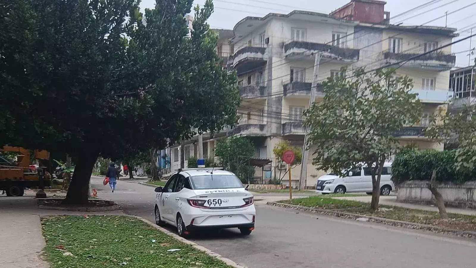 Una patrulla vigila la vivienda del periodista Boris González Arenas.