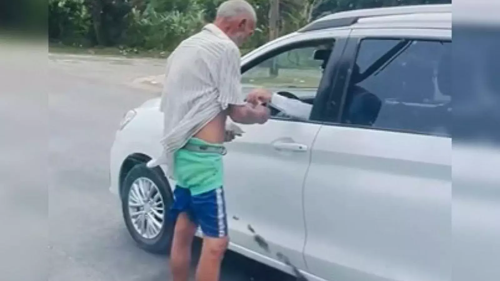 Anciano pide dinero en calles de La Habana. Abril de 2026