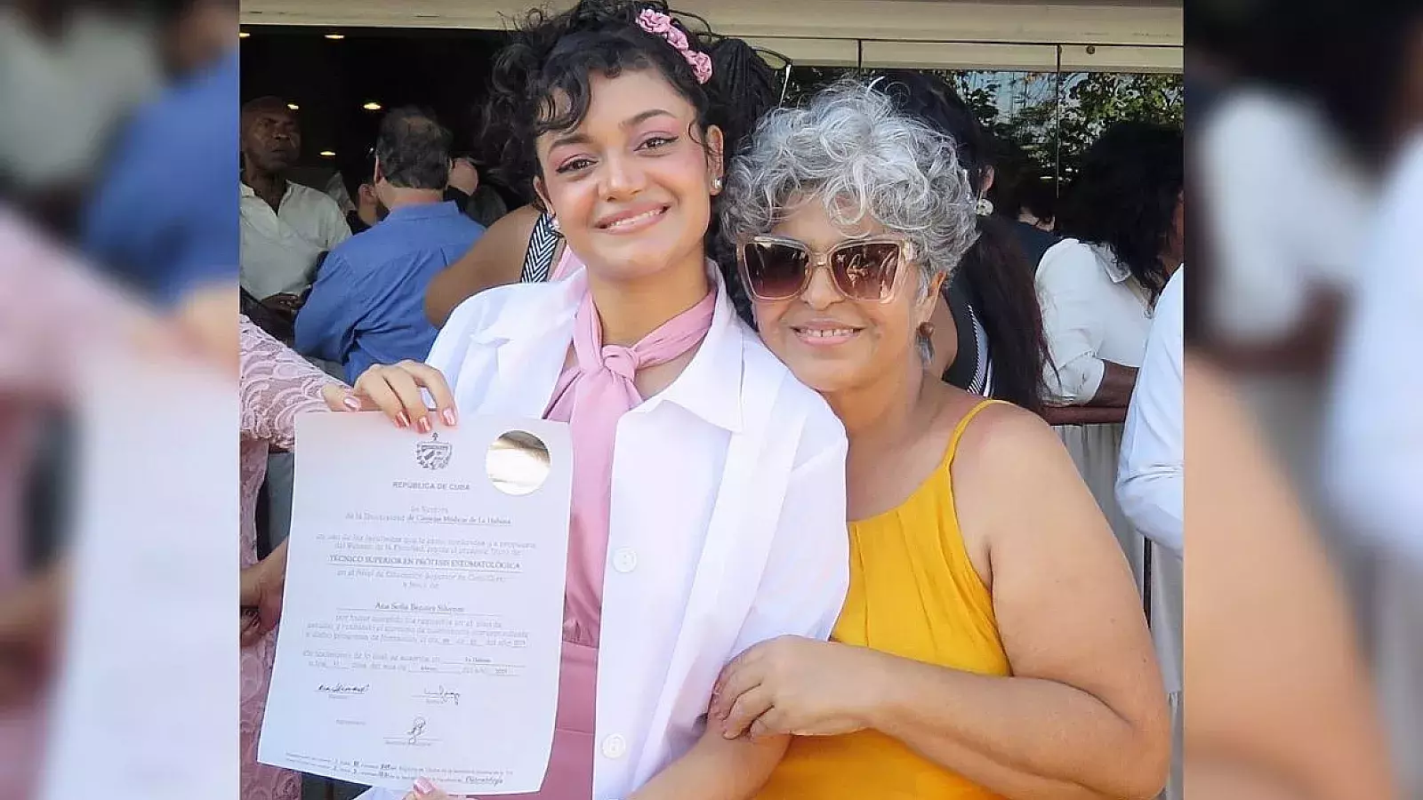 Influencer cubana Anna Sofía Benítez y su madre Caridad Silvente