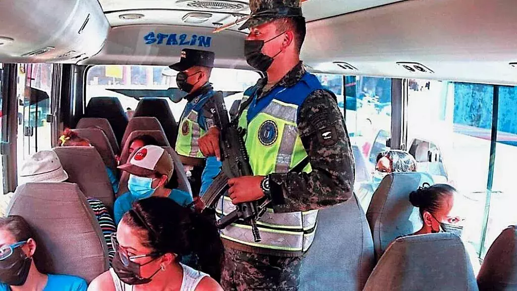 Militares custodian autobús en Tegucigalpa