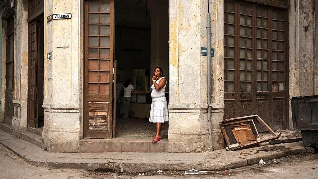 Cubana en una calle de La Habana