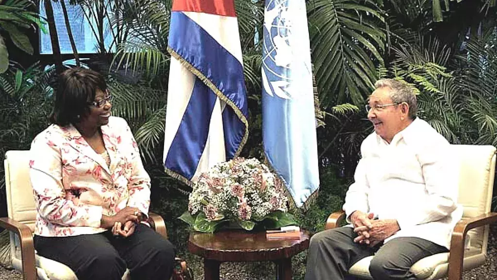 Dra. Carisse Etienne y el general Raúl Castro en La Habana