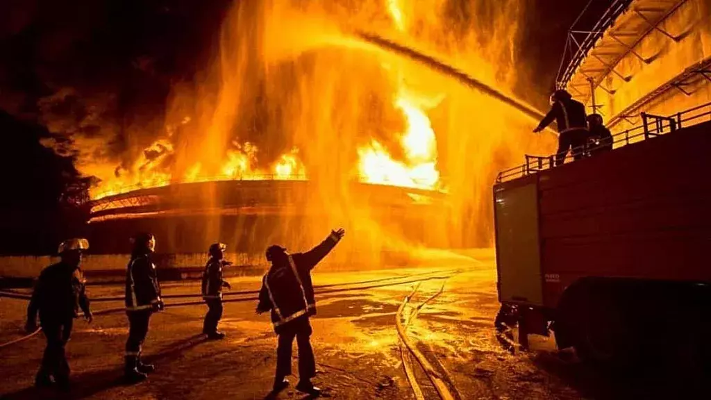 Bomberos intentan sofocar incendio en Matanzas, agosto 2022