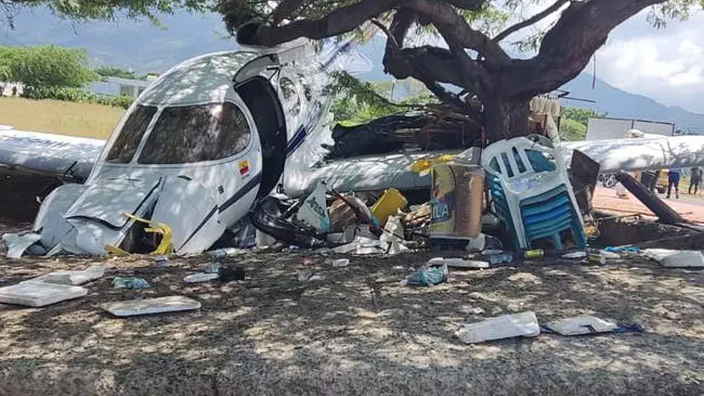 Niño muere arrollado por avioneta que se salió de la pista en Colombia