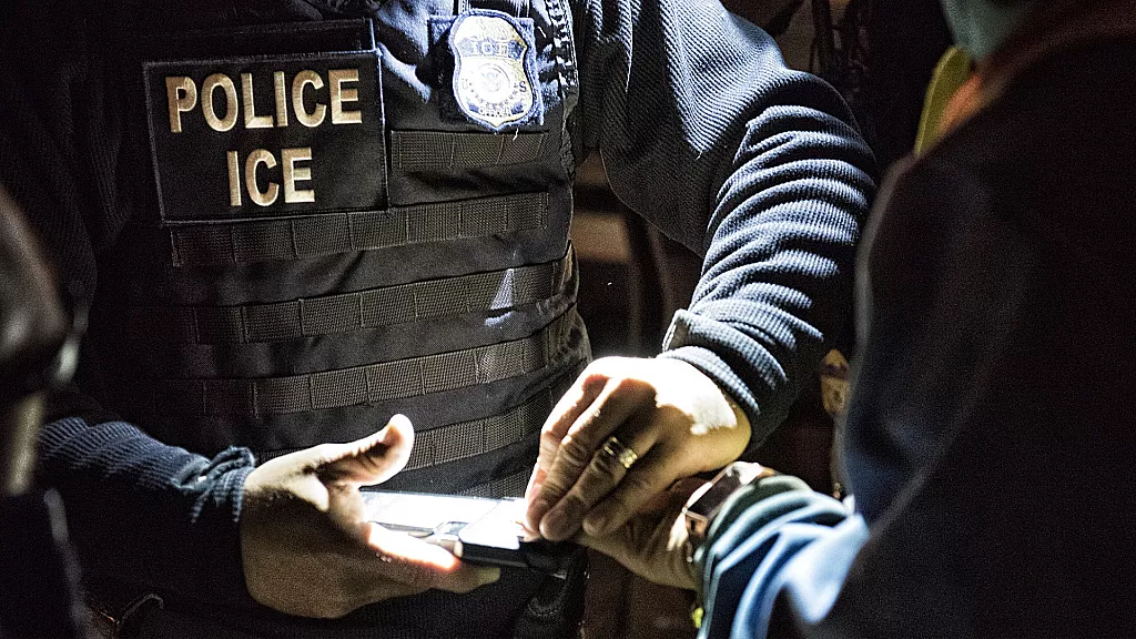 ICE deportando migrantes en EE.UU