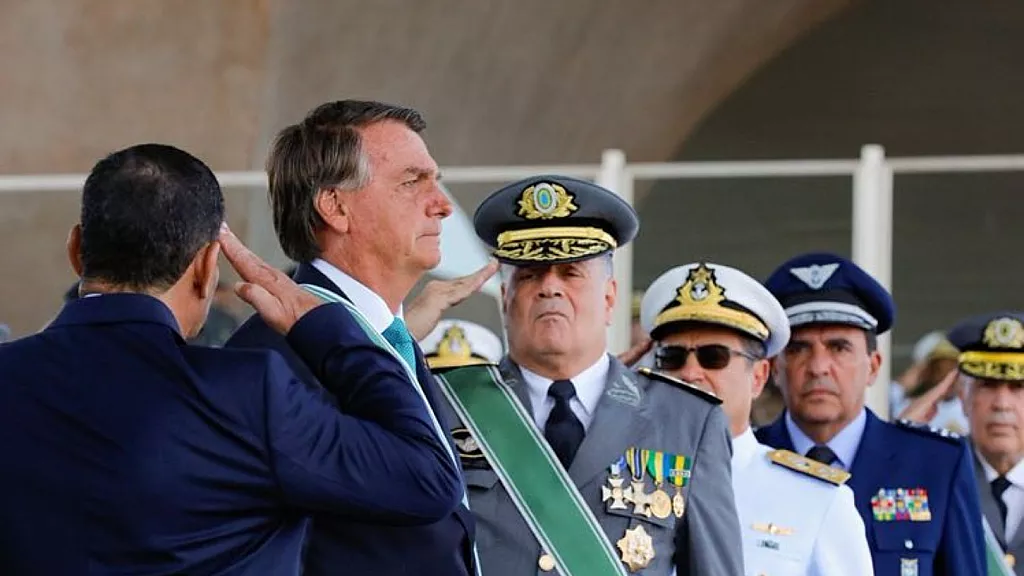 Bolsonaro convoca reunión urgente con militares tras informe que no excluye "inconsistencias" en elecciones de Brasil