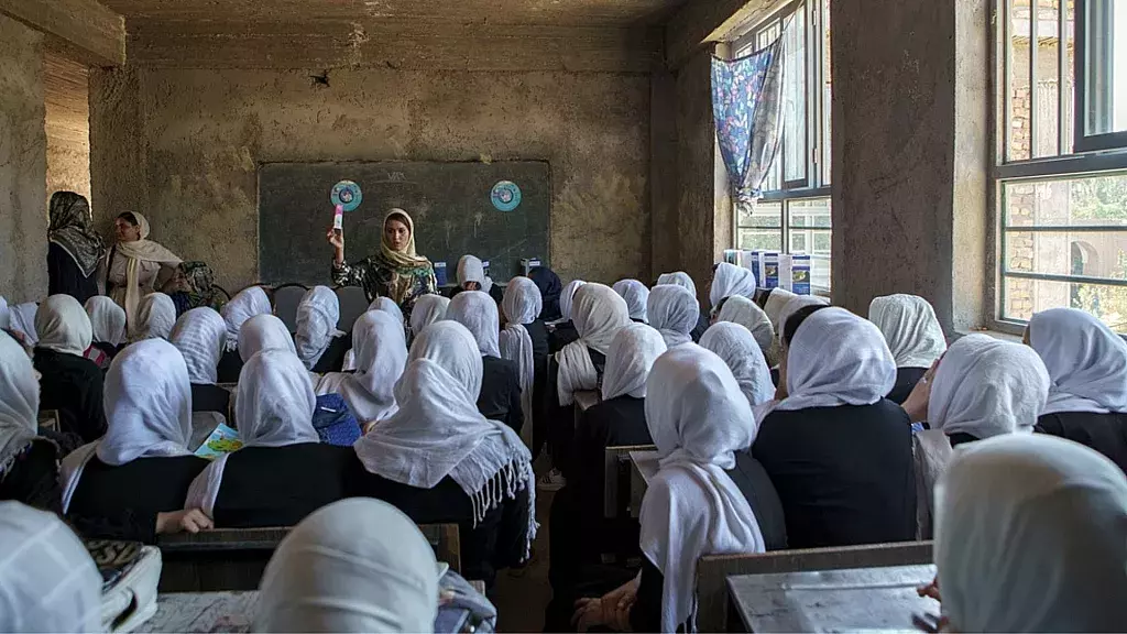 El régimen talibán reprime protesta contra prohibición a la educación para mujeres en Afganistán
