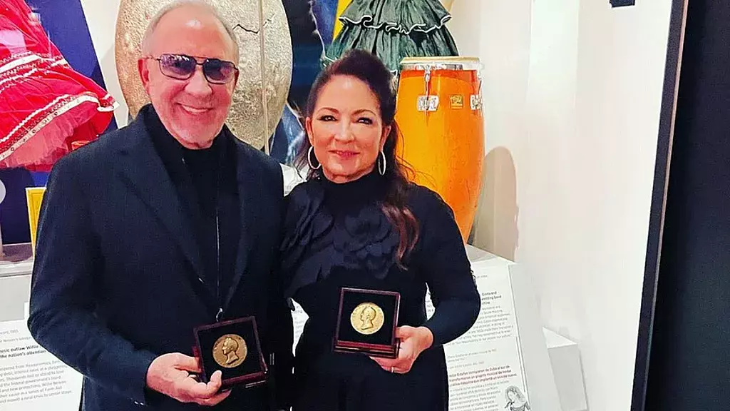 Gloria y Emilio Estefan con la Medalla del Bicentenario James Smithson
