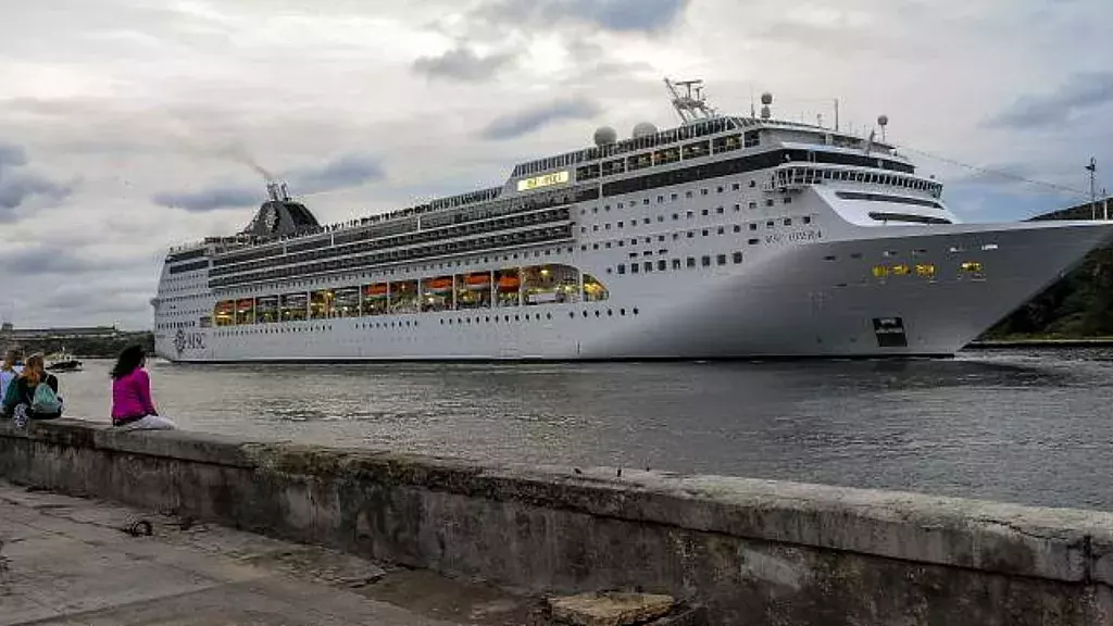 Crucero de compañía multada entrando a La Habana