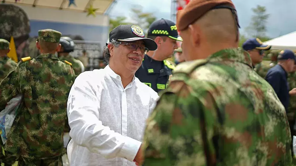 Gustavo Petro con altos mandos del Ejército colombiano