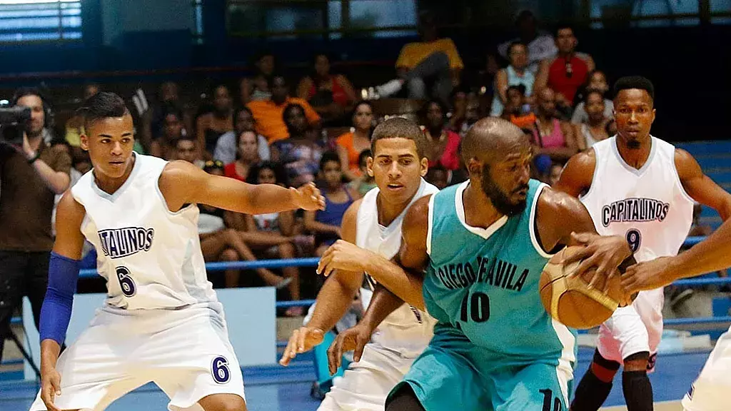 Imágenes de la Liga Superior de Baloncesto en Cuba