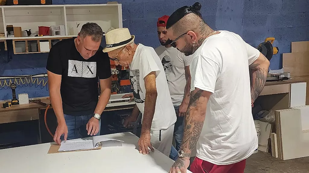 VIDEO: El Chacal sorprende a su abuelo con una carpintería en Miami “para mantener la tradición”