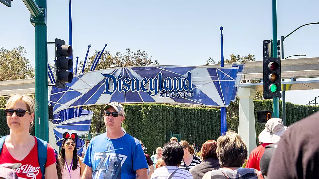 DeSantis firma proyecto de ley para acabar con el "reino corporativo" de Disney