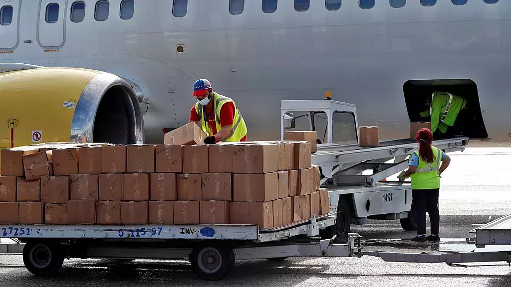 Trabajadores del aeropuerto José Martí de La Habana, descargan donativo enviado desde EEUU