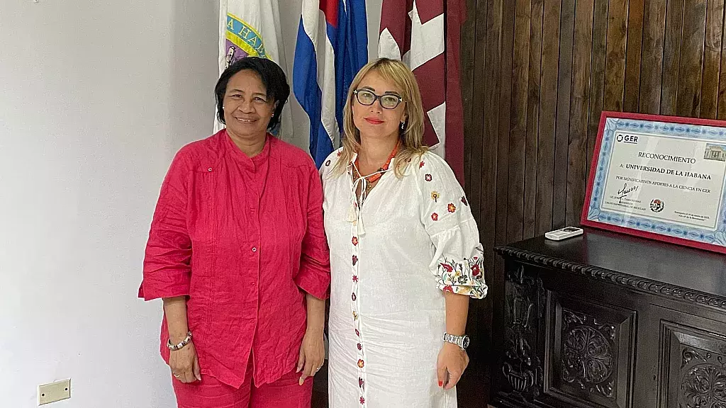 Embajadora de Ucrania Irina Kostiuk junto a rectora de la Universidad de La Habana Miriam Nicado