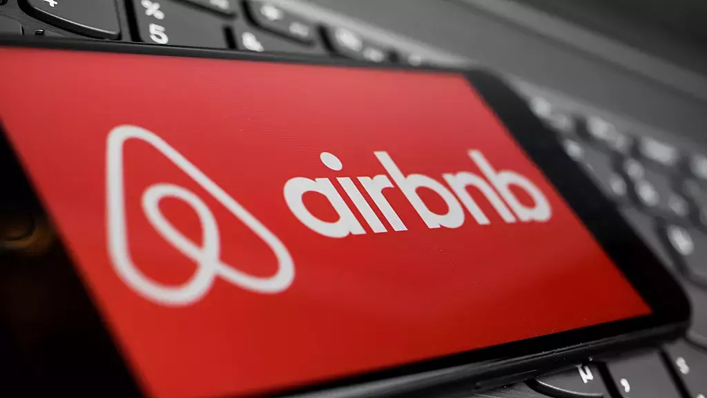 Familia demandó a Airbnb tras muerte de bebé de 19 meses por fentanilo mientras vacacionaban en Florida